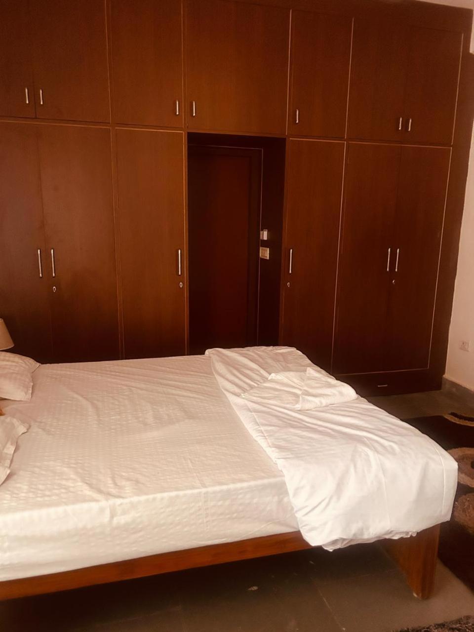 The English Gaon 4 Bhk Бхопал Экстерьер фото
