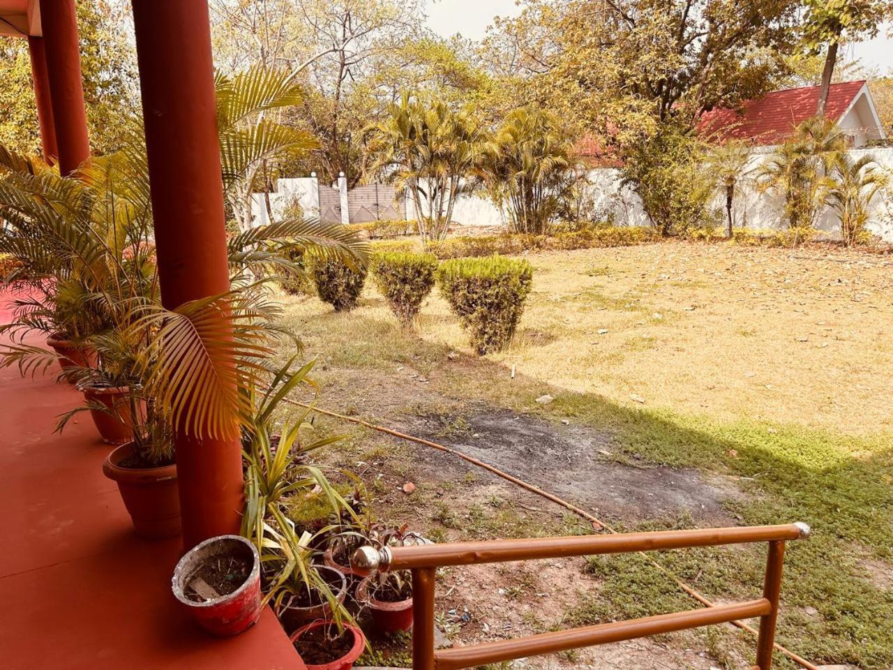 The English Gaon 4 Bhk Бхопал Экстерьер фото