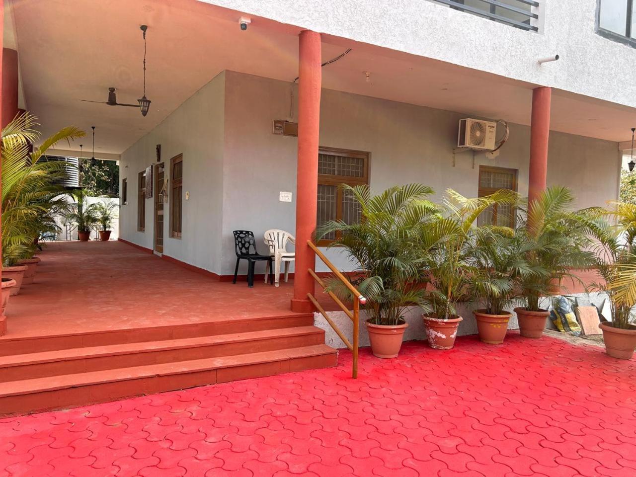 The English Gaon 4 Bhk Бхопал Экстерьер фото