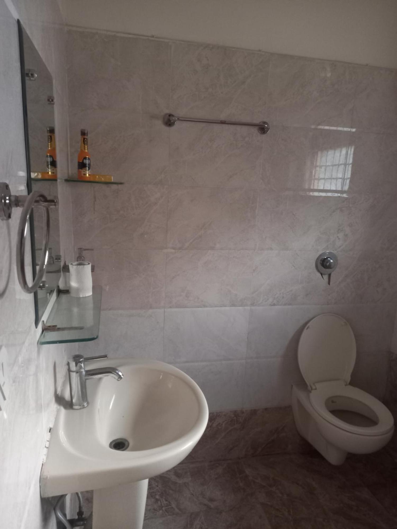 The English Gaon 4 Bhk Бхопал Экстерьер фото
