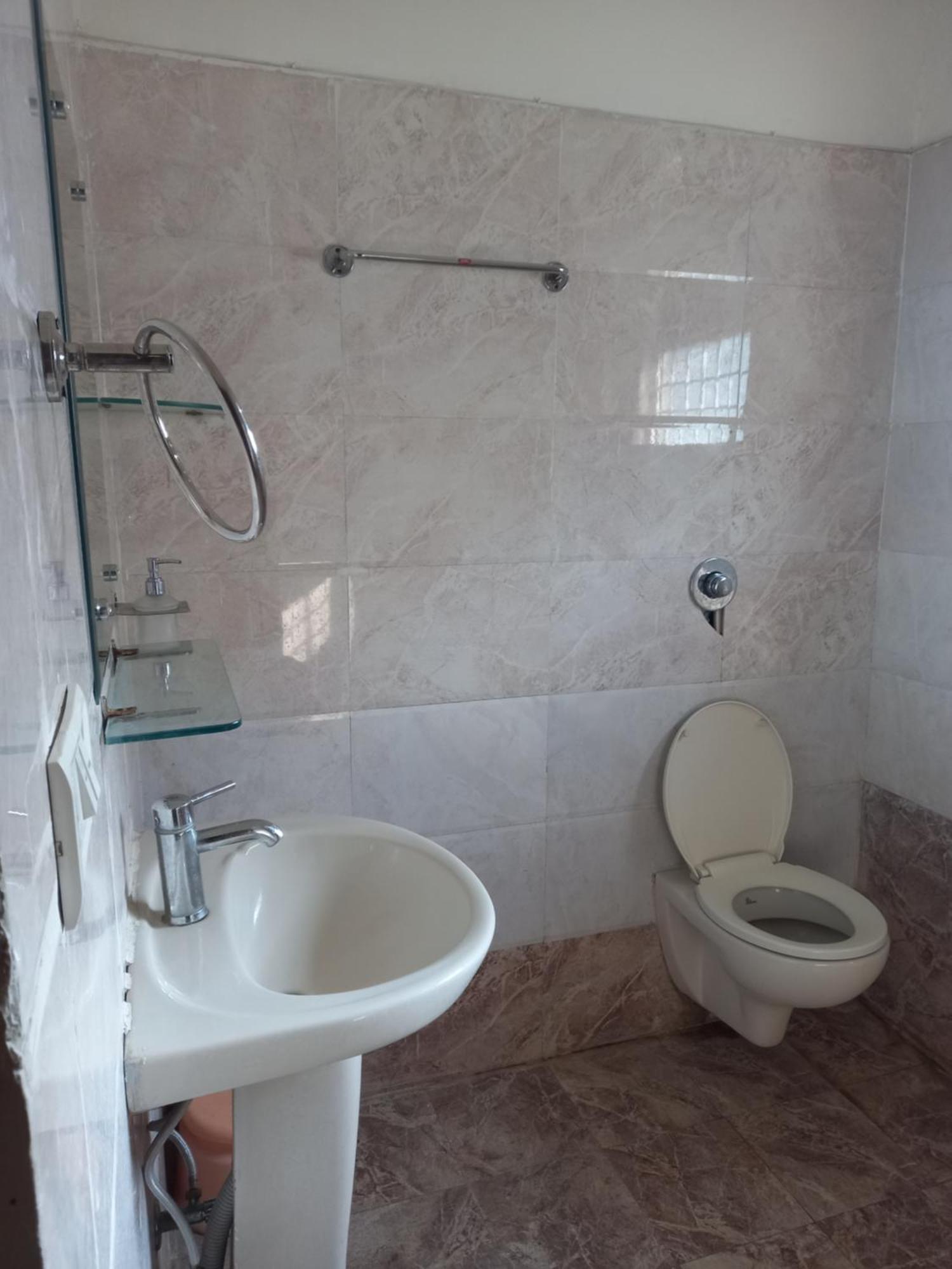The English Gaon 4 Bhk Бхопал Экстерьер фото